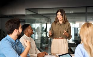 Liderança Positiva: Por Que Líderes Devem Inspirar ao Invés de Controlar